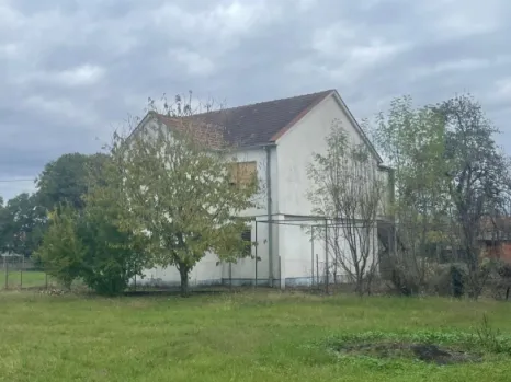 Kuća 220 m² na placu od 7000 m² sa voćnjakom – Golubovci, Podgorica