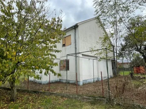 Kuća 220 m² na placu od 7000 m² sa voćnjakom – Golubovci, Podgorica