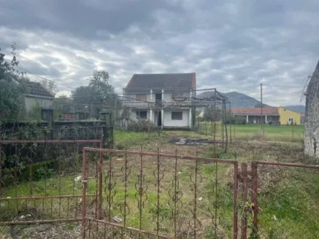 Kuća 220 m² na placu od 7000 m² sa voćnjakom – Golubovci, Podgorica