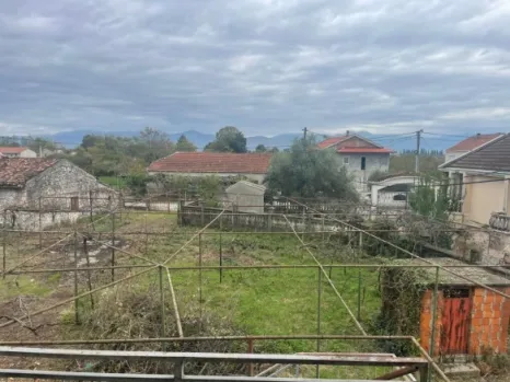 Kuća 220 m² na placu od 7000 m² sa voćnjakom – Golubovci, Podgorica