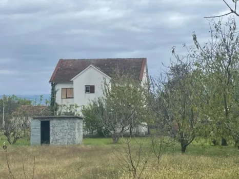 Kuća 220 m² na placu od 7000 m² sa voćnjakom – Golubovci, Podgorica