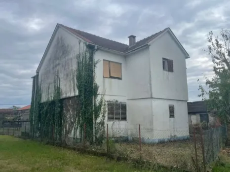 Kuća 220 m² na placu od 7000 m² sa voćnjakom – Golubovci, Podgorica