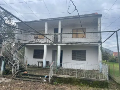 Kuća 220 m² na placu od 7000 m² sa voćnjakom – Golubovci, Podgorica