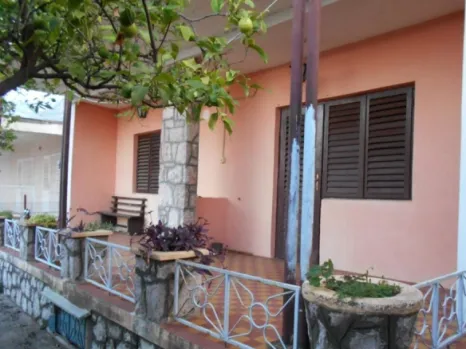 Kuća sa dvorištem u Sutomoru