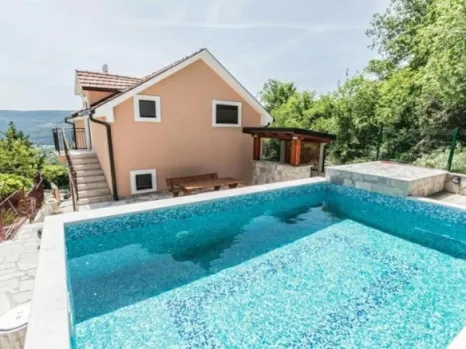 Kuća sa bazenom u Mojdežu