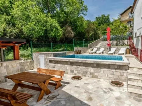 Kuća 100 m² sa bazenom i roštiljem – Mojdež, Herceg Novi