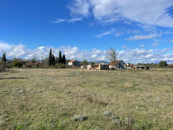 Plac 5400 m² pravougaonog oblika kod aerodroma – Golubovci, Podgorica