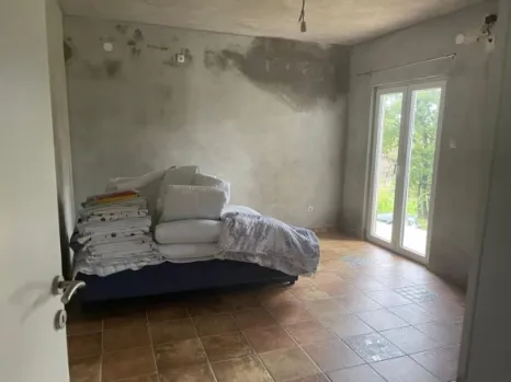 Kuća 120 m² na placu od 3887 m² sa pomoćnim objektima – Novo Selo, Danilovgrad