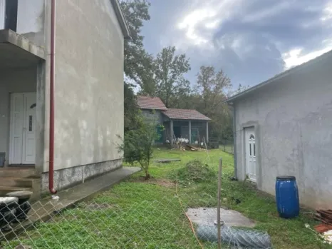 Kuća 120 m² na placu od 3887 m² sa pomoćnim objektima – Novo Selo, Danilovgrad