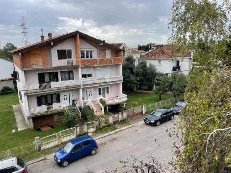 Kuća 212 m² na placu od 370 m² sa četiri terase – Gorica C, Podgorica