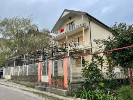 Kuća 212 m² na placu od 370 m² sa četiri terase – Gorica C, Podgorica