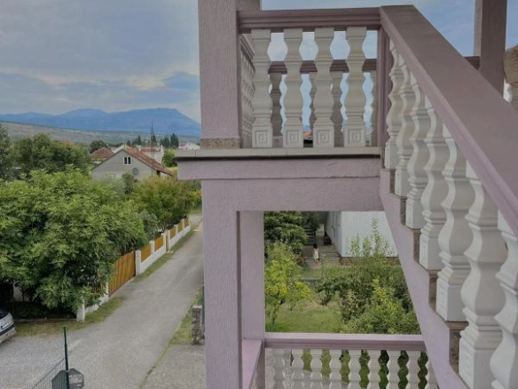 Kuća 280 m² na placu od 1200 m² sa tri odvojena stana – Gornja Gorica, Podgorica
