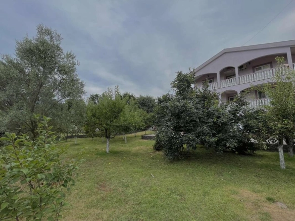 Kuća 280 m² na placu od 1200 m² sa tri odvojena stana – Gornja Gorica, Podgorica