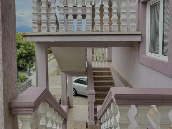 Kuća 280 m² na placu od 1200 m² sa tri odvojena stana – Gornja Gorica, Podgorica