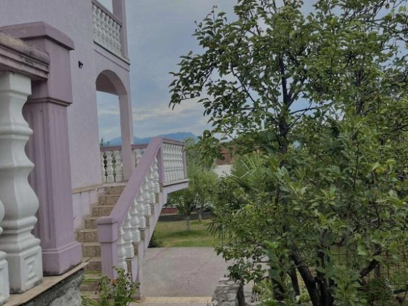 Kuća 280 m² na placu od 1200 m² sa tri odvojena stana – Gornja Gorica, Podgorica