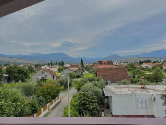 Kuća 280 m² na placu od 1200 m² sa tri odvojena stana – Gornja Gorica, Podgorica