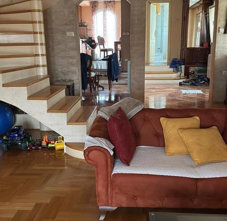 Kuća 600 m² na placu od 1600 m² sa radionicama i kafićima – Golubovci, Podgorica