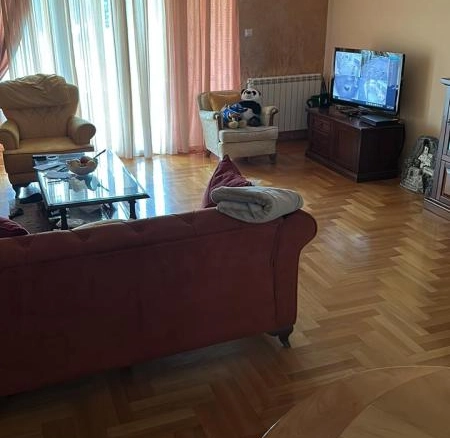 Kuća 600 m² na placu od 1600 m² sa radionicama i kafićima – Golubovci, Podgorica
