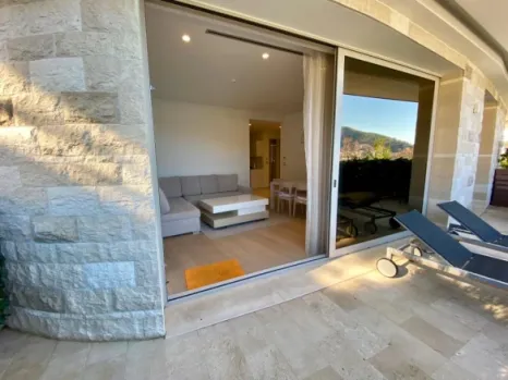 Dvosoban stan 107 m² na prvoj liniji do mora – Dukley Gardens, Budva