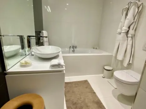 Dvosoban stan 107 m² na prvoj liniji do mora – Dukley Gardens, Budva
