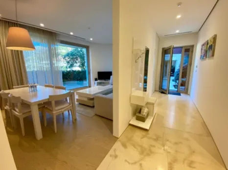 Dvosoban stan 107 m² na prvoj liniji do mora – Dukley Gardens, Budva