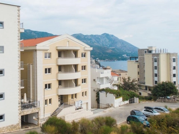 Jednosoban stan 45 m² u novom kompleksu sa bazenom – Bečići, Budva