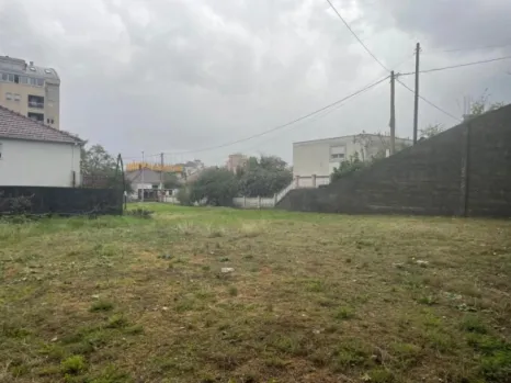 Plac 1300 m² sa dozvolom za gradnju dvije kuće – Podgorica