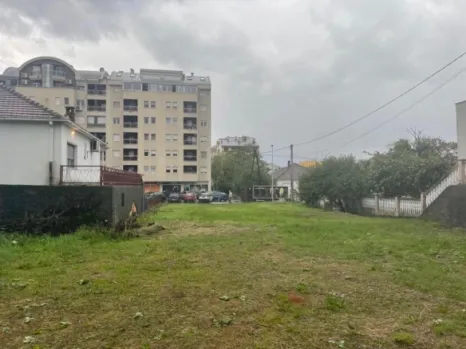 Plac 1300 m² sa dozvolom za gradnju dvije kuće – Podgorica