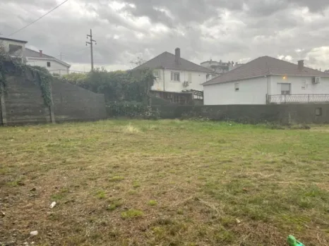 Plac 1300 m² sa dozvolom za gradnju dvije kuće – Podgorica