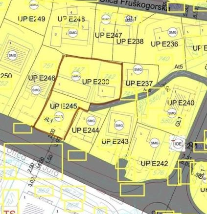 Plac 1300 m² sa dozvolom za gradnju dvije kuće – Podgorica