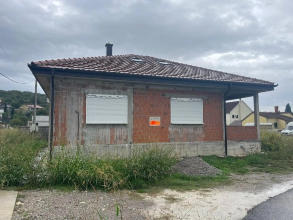 Kuća 155 m² na placu od 400 m² sa useljivom gradnjom iz 2022. – Masline, Podgorica