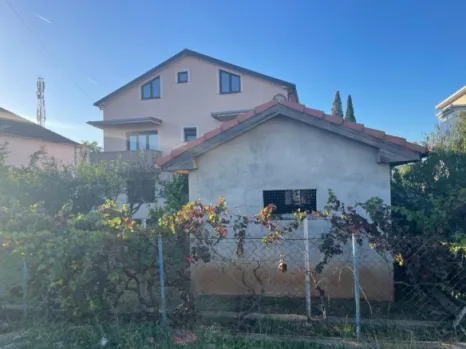 Kuća 360 m² na placu od 564 m² sa tri sprata – Doliani, Podgorica