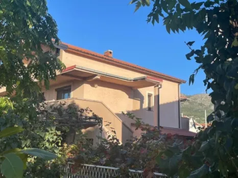 Kuća 360 m² na placu od 564 m² sa tri sprata – Doliani, Podgorica