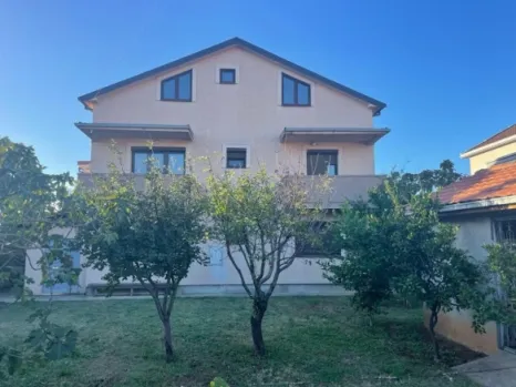 Kuća 360 m² na placu od 564 m² sa tri sprata – Doliani, Podgorica