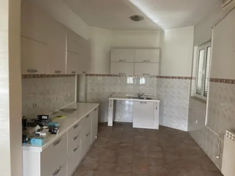 Kuća 254 m² na placu od 960 m² sa garažom – Tološi, Podgorica