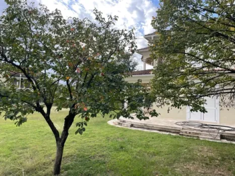 Kuća 254 m² na placu od 960 m² sa garažom – Tološi, Podgorica