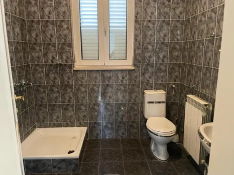 Kuća 254 m² na placu od 960 m² sa garažom – Tološi, Podgorica