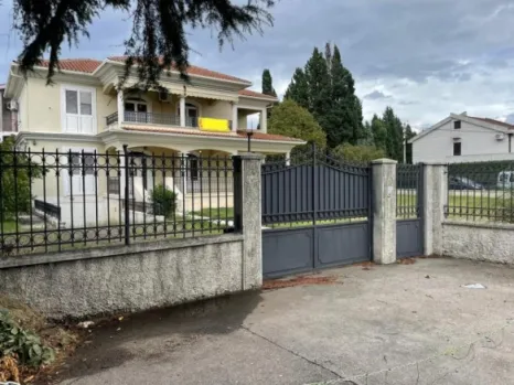 Kuća 254 m² na placu od 960 m² sa garažom – Tološi, Podgorica