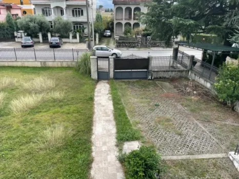 Kuća 254 m² na placu od 960 m² sa garažom – Tološi, Podgorica