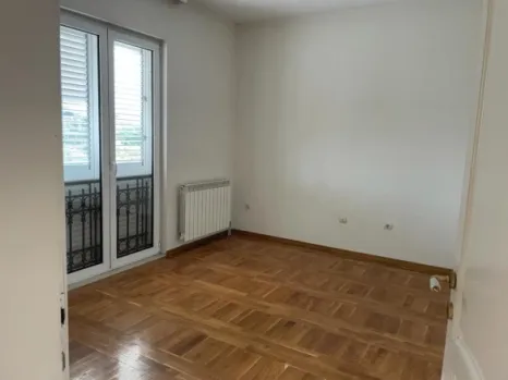 Kuća 254 m² na placu od 960 m² sa garažom – Tološi, Podgorica