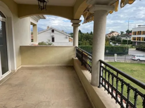Kuća 254 m² na placu od 960 m² sa garažom – Tološi, Podgorica