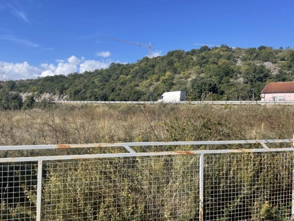 Plac 1100 m² pravougaonog oblika u vikend naselju – Farmaci, Podgorica