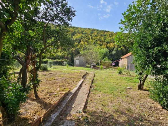 Kuća 90 m² na placu od 725 m² sa pomoćnim objektima – Zelenika, Herceg Novi