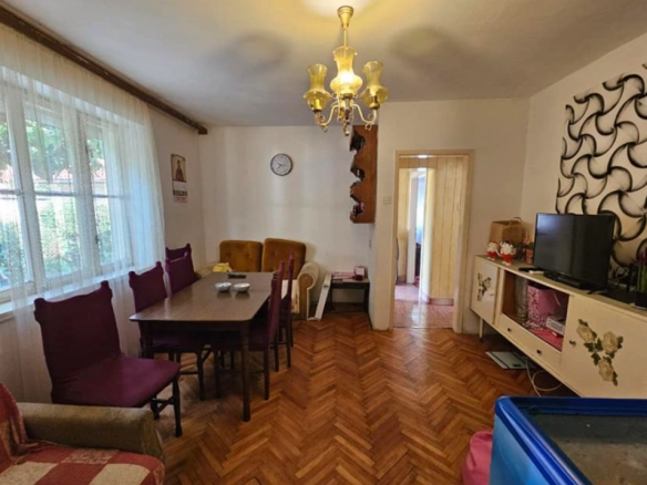 Kuća 90 m² na placu od 725 m² sa pomoćnim objektima – Zelenika, Herceg Novi
