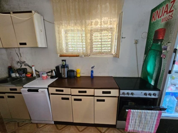 Kuća 90 m² na placu od 725 m² sa pomoćnim objektima – Zelenika, Herceg Novi
