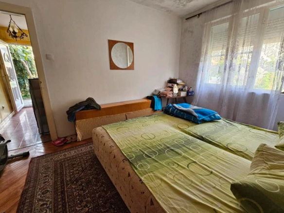 Kuća 90 m² na placu od 725 m² sa pomoćnim objektima – Zelenika, Herceg Novi