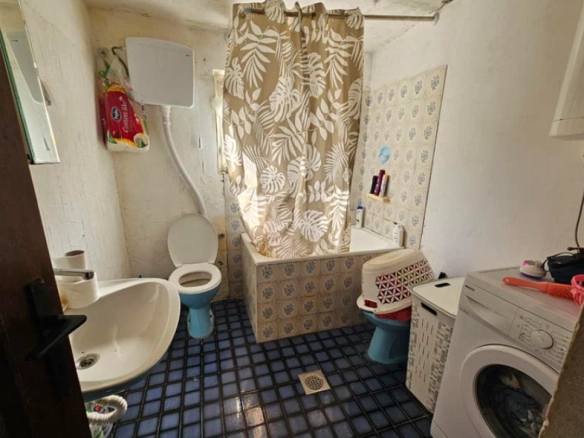 Kuća 90 m² na placu od 725 m² sa pomoćnim objektima – Zelenika, Herceg Novi