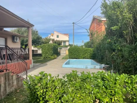 Dvije kuće 140 m² i 60 m² na placu od 2850 m² – Gornja Gorica, Podgorica