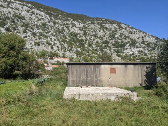 Nedovršena kuća 100 m² na placu od 500 m² – Kruševice, Herceg Novi