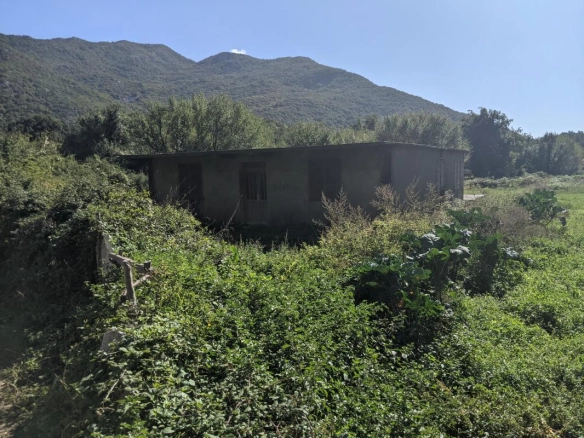 Nedovršena kuća 100 m² na placu od 500 m² – Kruševice, Herceg Novi